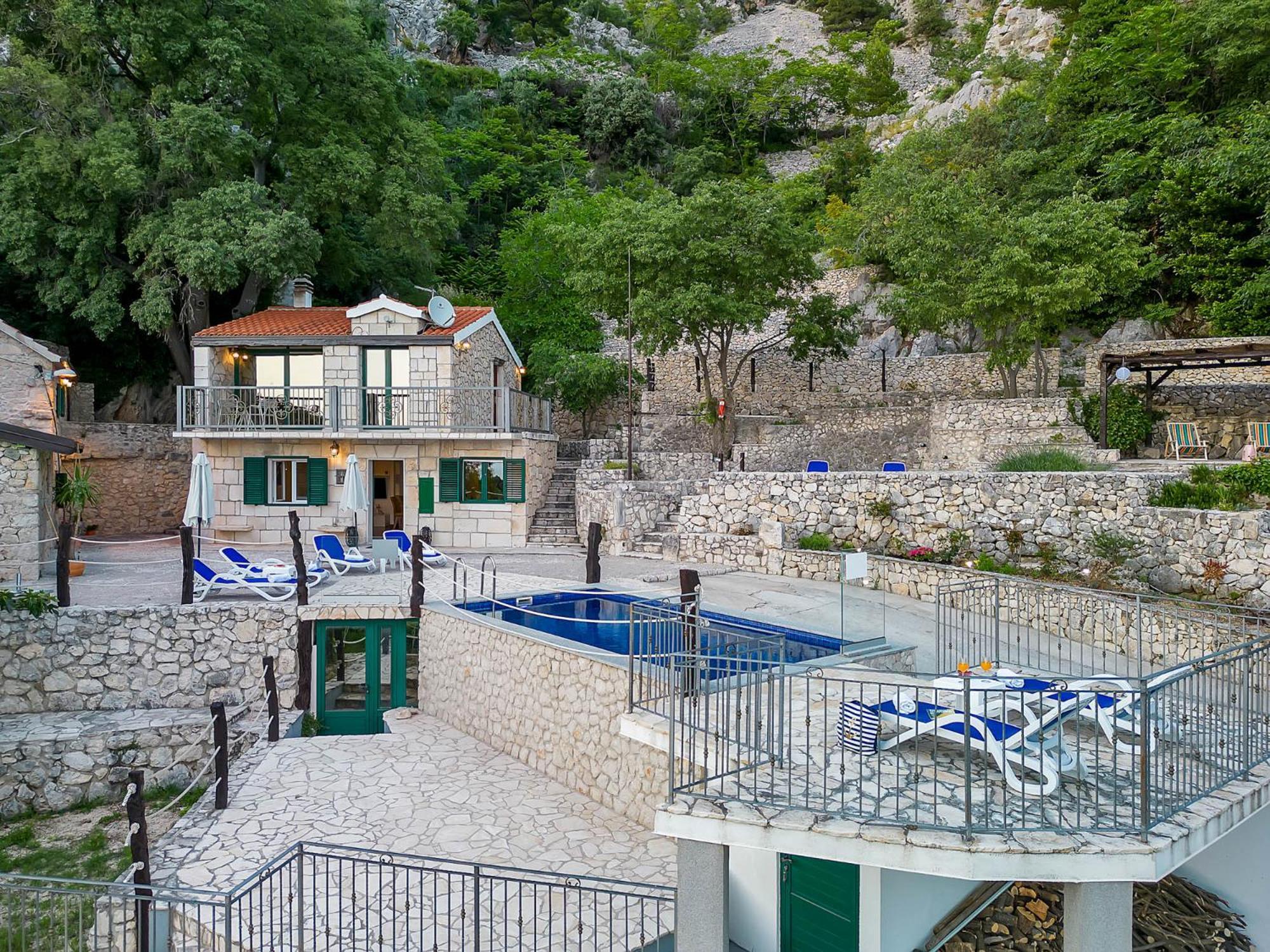 Stonehouse Villa *