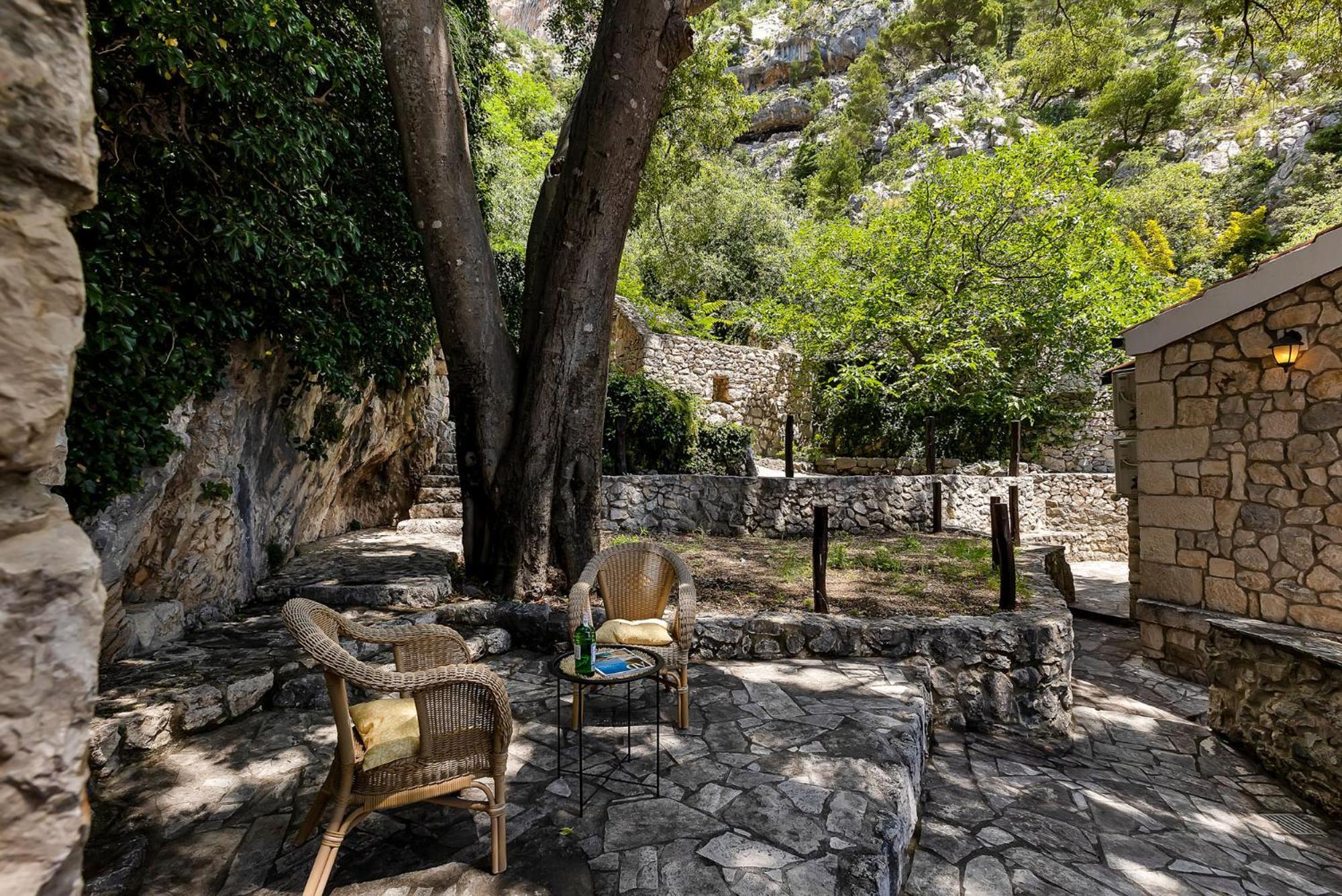 Stonehouse Villa *